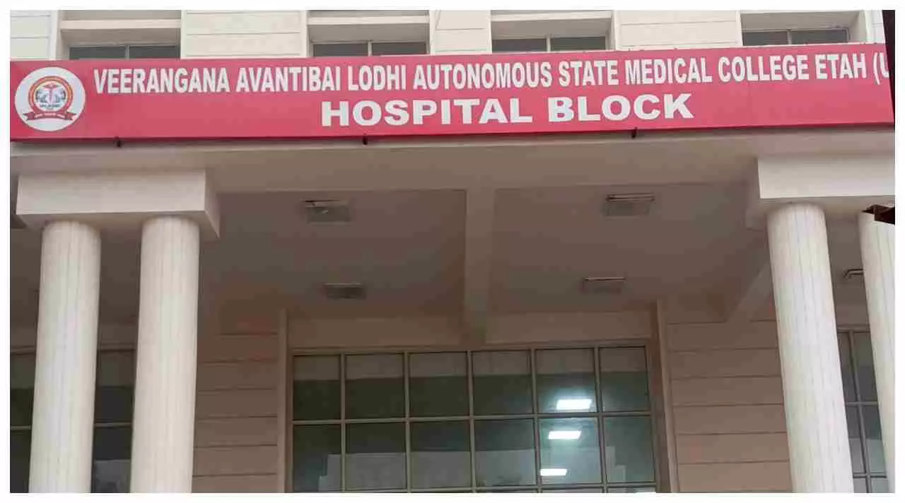 Etah News: 11 दिन में दूसरी बार मेडिकल कॉलेज के गेट पर प्रसव, जिम्मेदार मौन – आखिर कार्रवाई करेगा कौन?