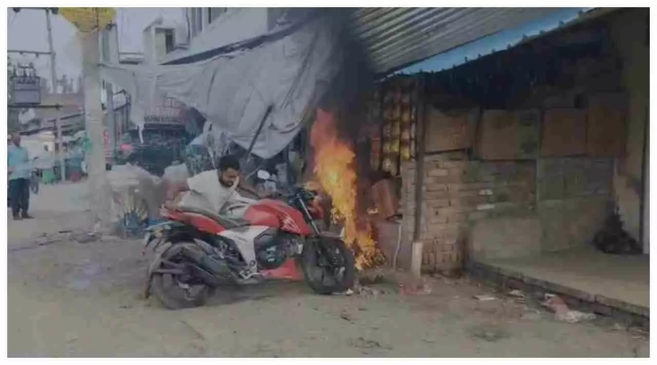 Raebareli News: रायबरेली में बड़ा हादसा टला: तार टूटने से बाइकों में लगी आग