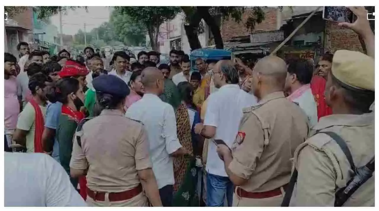 Mirzapur News : विंध्याचल धाम में दक्षिणा को लेकर पंडों में विवाद, चाकूबाजी में एक घायल, चौकी प्रभारी समेत 24 पुलिसकर्मी लाइन हाजिर