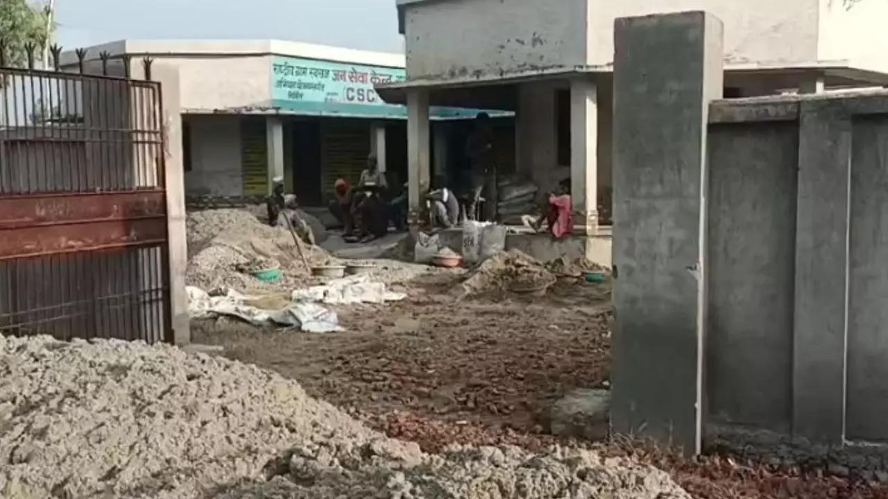 Pilibhit News: पंचयात भवन में हुए निर्माण कार्य मे घोटाले व भ्रस्टाचार को छिपाने का प्रयास जारी