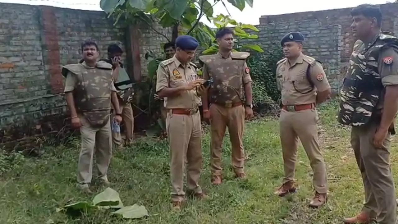 Clash between police and accused miscreants in Chandauli, two policemen injured, four accused abducted