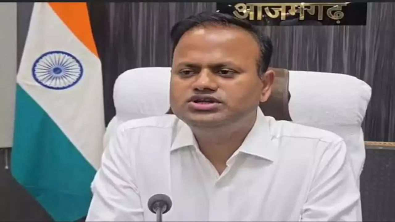 Azamgarh News: अनियमिता पाये जाने पर डीएम ने कोटेदार को किया निलंबित, मचा हड़कंप