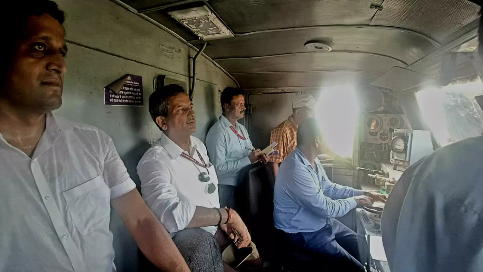 Chandauli News: मंडल रेल प्रबंधक यात्रियों के सुरक्षा के लिए पायलट बनकर,परखी गुणवत्ता