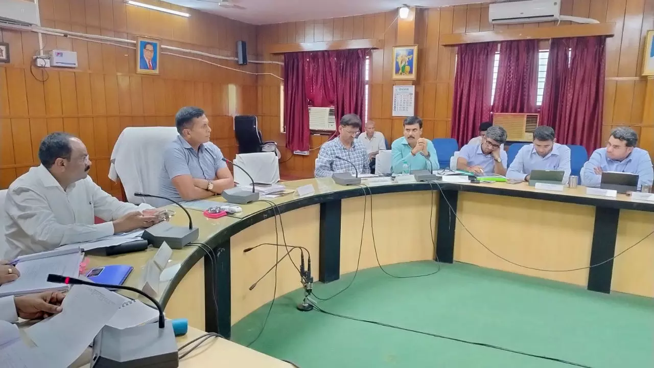 Azamgarh News: कमिश्नर सख्त: एक अधिकारी का वेतन रोका, दूसरे से जवाब तलब