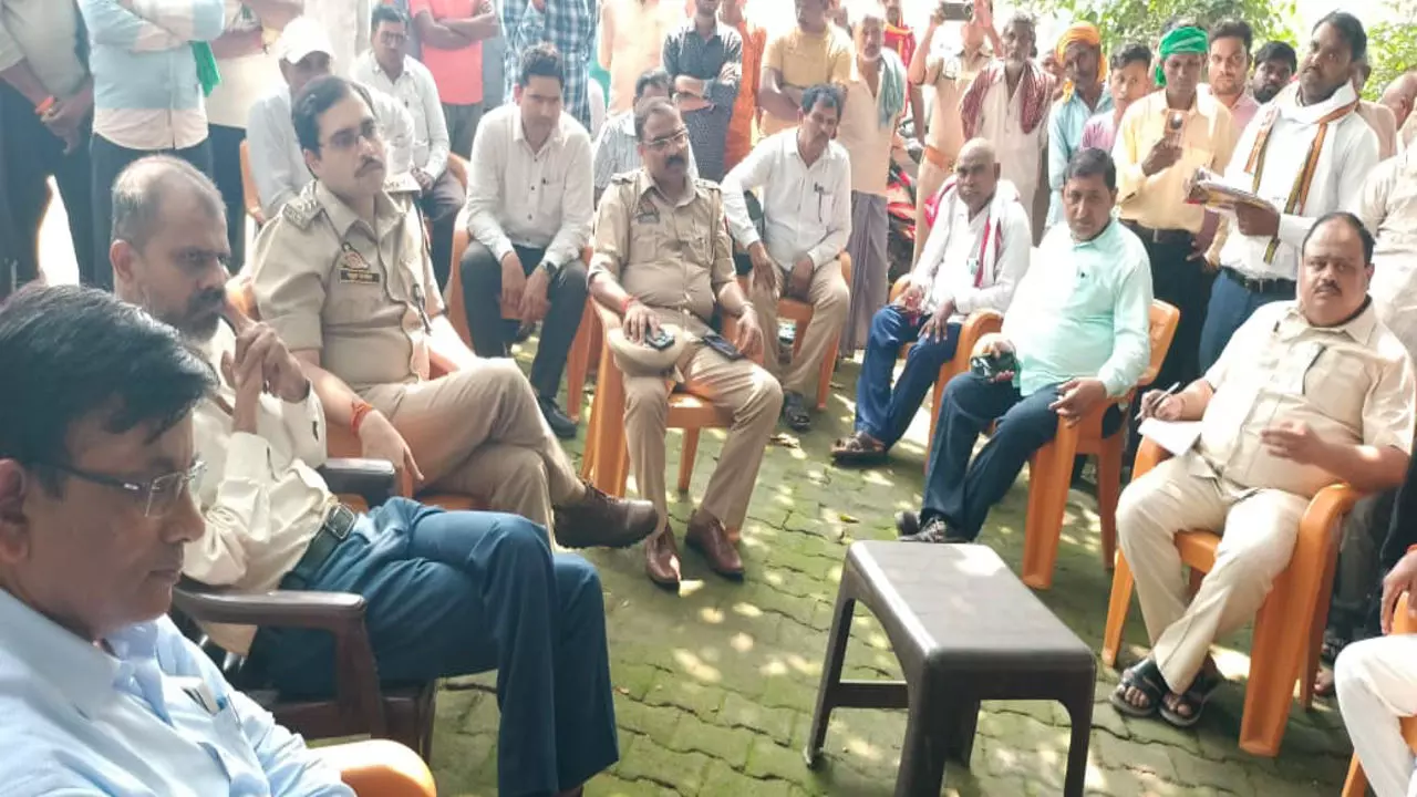 Sonbhadra News: 450 बीघा फर्जी खतौनी दर्ज करने का आदेश हो निरस्त, धरने पर बैठे ग्रामीणों ने वार्ता में उठाई मांग, बोले एसडीएम-न्यायिक प्रक्रिया के तहत कराएं मसले का निराकरण