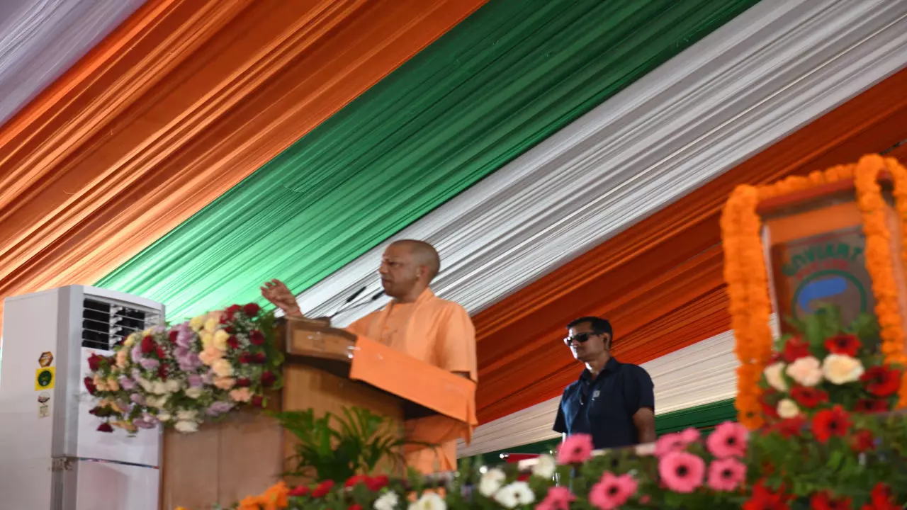 Gorakhpur News: मुख्यमंत्री योगी आदित्यनाथ ने PAC बैरक टावर का किया लोकार्पण, बोले - ट्रेनिंग में जितना पसीना बहेगा, सेवा में उतना कम खून बहेगा