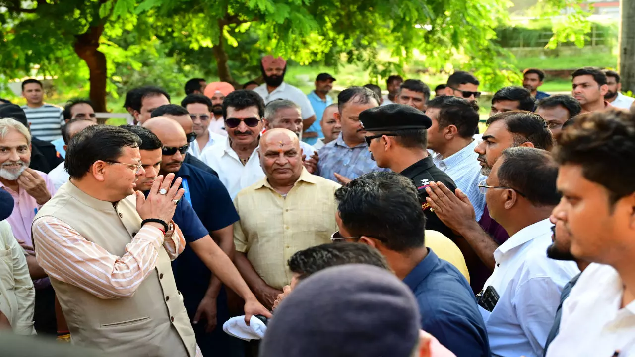 Uttarakhand News: मुख्यमंत्री पुष्कर सिंह धामी ने खटीमा में जनता से की मुलाकात, समस्याओं के समाधान के दिए सख्त निर्देश