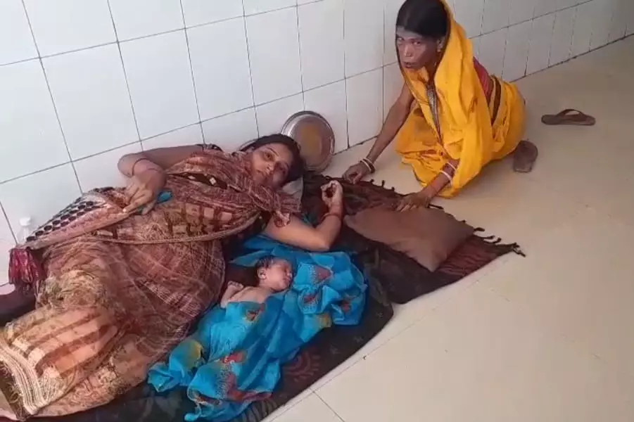 Sitapur News: हरगांव सीएचसी में मां और नवजात को फर्श पर लिटाया गया, डिप्टी सीएम ने दिए कड़ी कार्रवाई के निर्देश