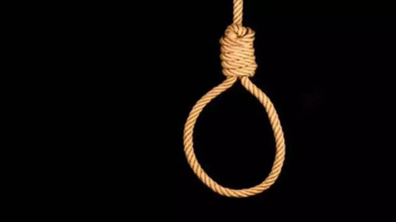 Hathras News: नवविवाहिता का शव फंदे पर लटका मिला, ससुराल वालों पर हत्या और दहेज उत्पीड़न का आरोप