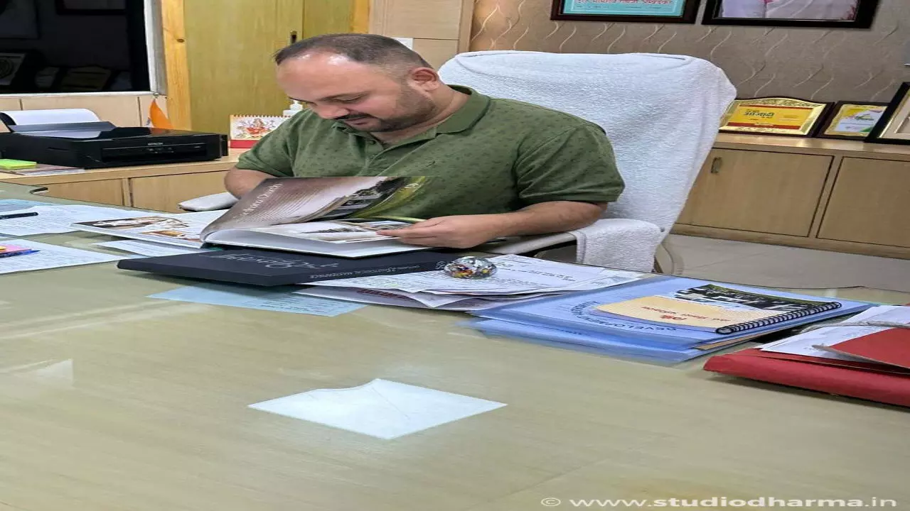 Hapur News: हापुड़ में उर्वरक कालाबाजारी पर प्रशासन का शिकंजा: चार फर्मों के लाइसेंस निरस्त, 42 मीट्रिक टन उर्वरक की अवैध बिक्री पर FIR दर्ज