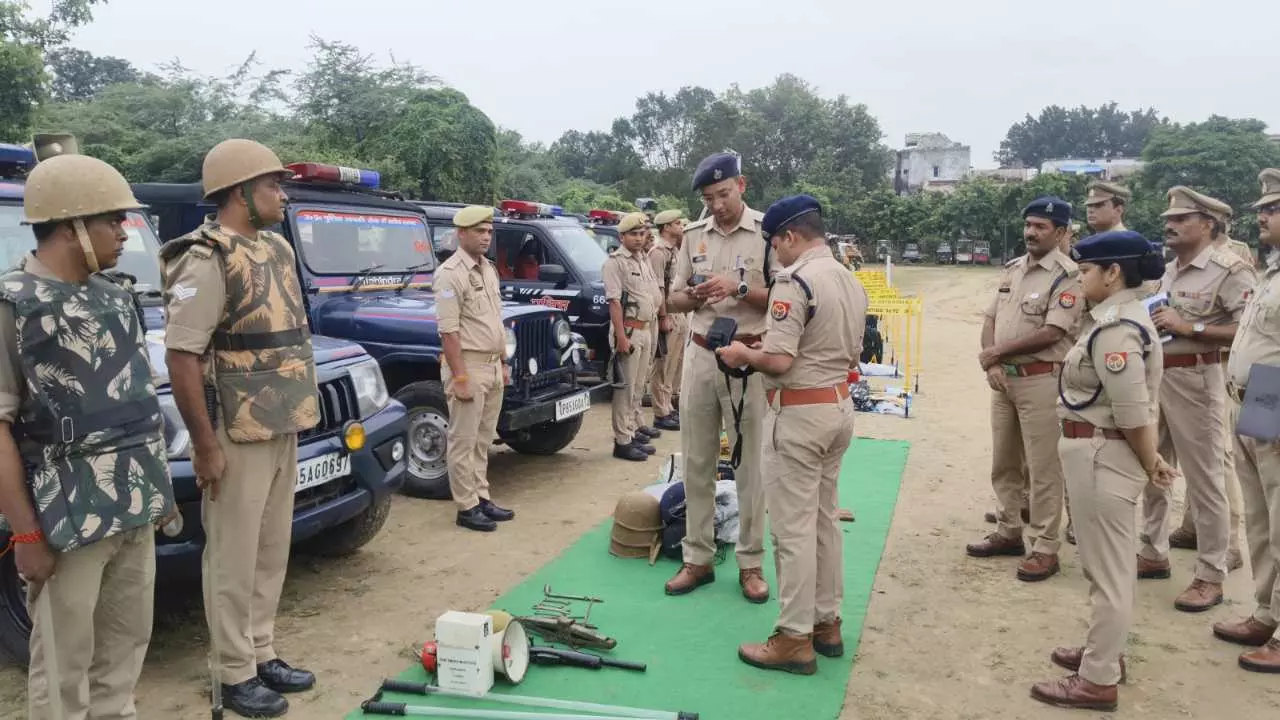 Mathura News: वरिष्ठ पुलिस अधीक्षक ने ली साप्ताहिक परेड की सलामी, दिए अनुशासन व दक्षता के निर्देश