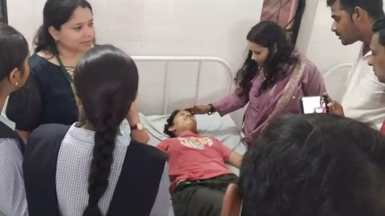 Hardoi News: जवाहर नवोदय की 14 छात्राएं हुईं बीमार, सीएचसी में भर्ती, लगाया बदइंतजामी का आरोप