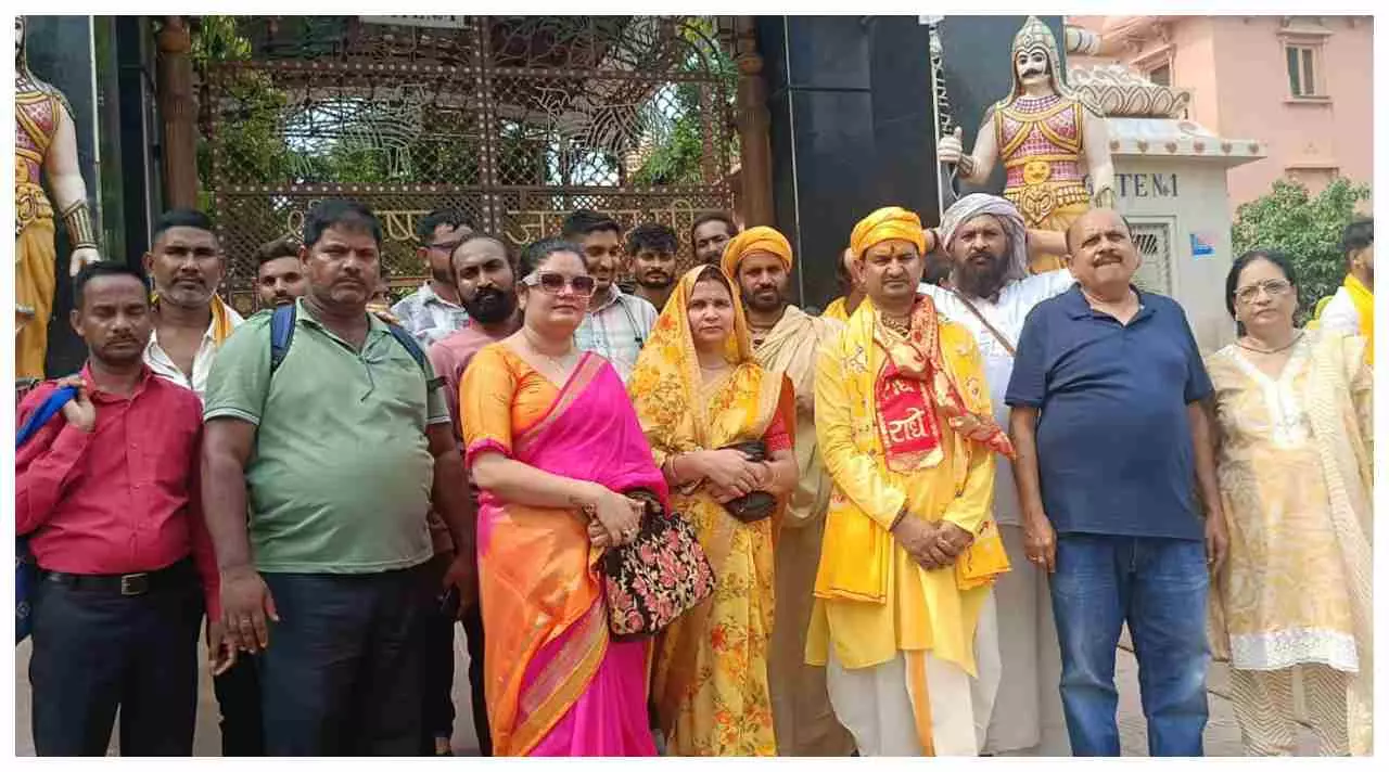 Mathura News: अनिरुद्ध आचार्य के विवादित बयान पर भड़कीं महिलाएं, गुंजन शर्मा ने दी जूता मारने की चेतावनी