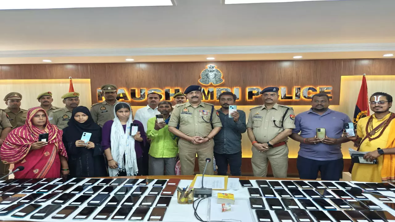 Kaushambi News: कौशांबी पुलिस की बड़ी सफलता: 25 लाख के 107 मोबाइल बरामद, मालिकों को लौटाए
