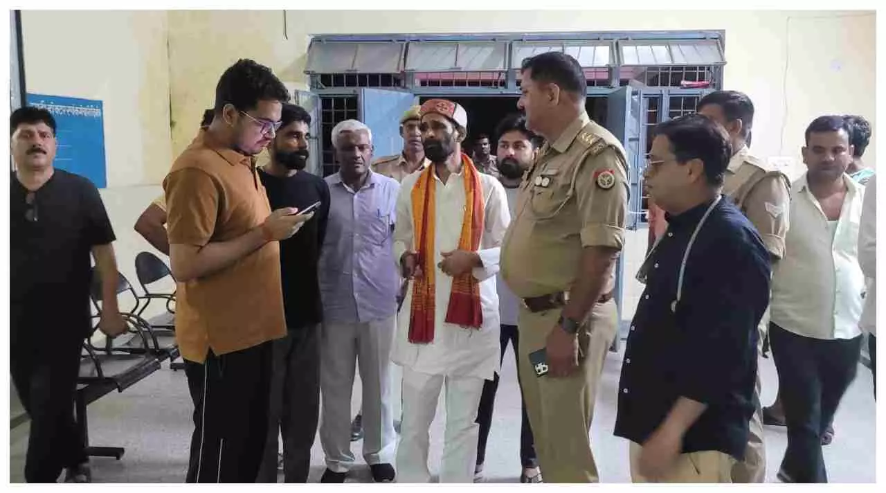Jhansi News: बाइक की टक्कर से बुजुर्ग राहगीर की मौत, बाइक सवार भी गंभीर घायल, विधायक ने पहुंचाया अस्पताल
