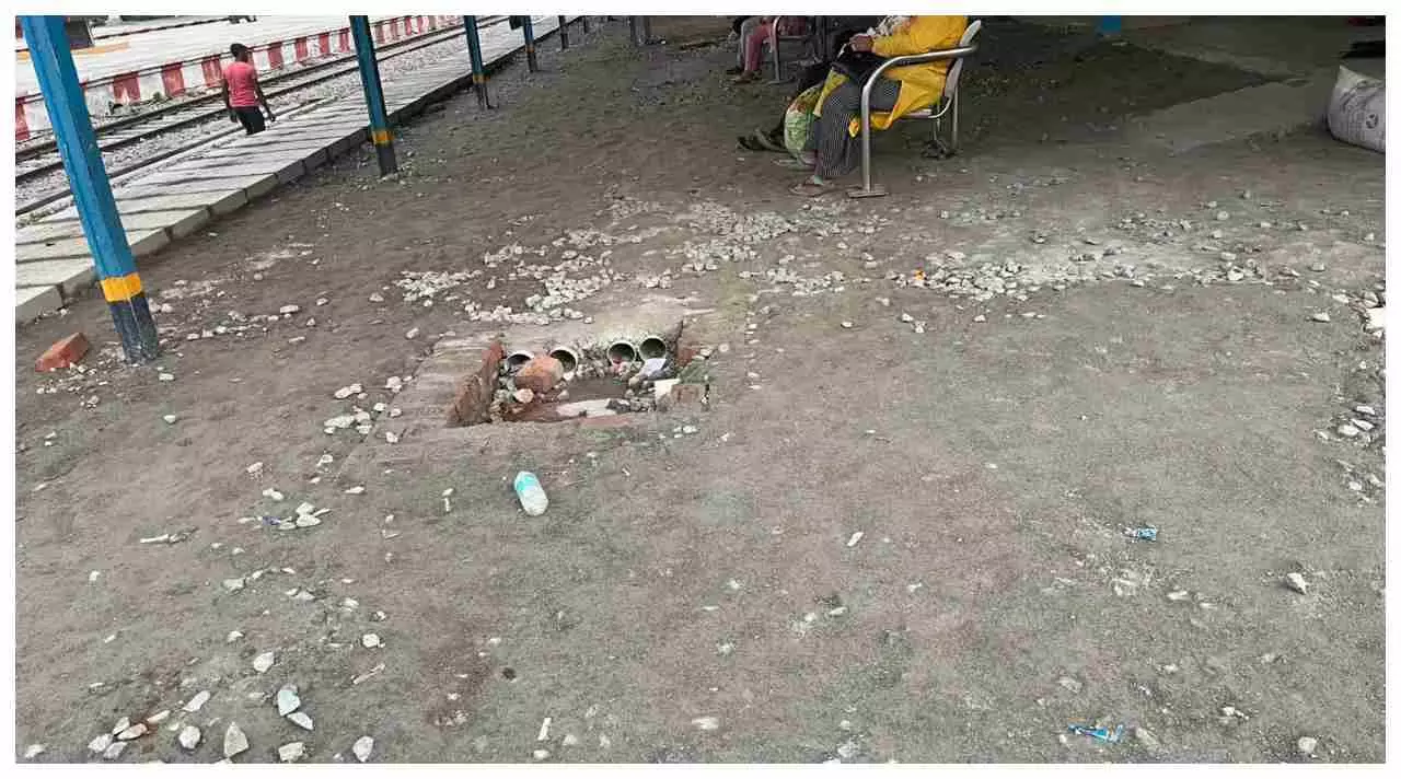 Hardoi News: रेलवे स्टेशन पर बाबू जी धीरे चलना बड़ी ठोकर है इस राह में, निर्माण में अनिमियत्ता और लापरवाही आ रही सामने