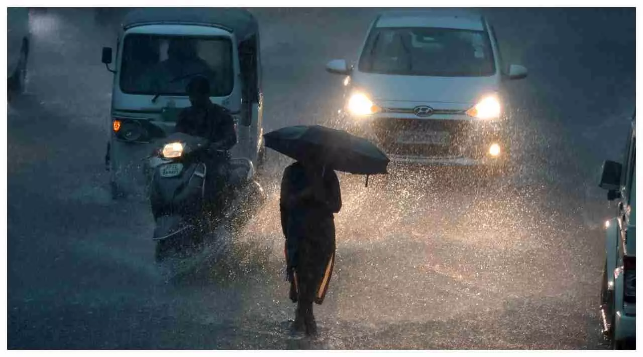 Lucknow News: लखनऊ में बदला मौसम! मूसलाधार बारिश से मिली गर्मी से राहत, 50 KM/H की रफ्तार से चलीं हवाएं, लोहिया पथ पर वाहनों की रफ्तार हुई धीमी