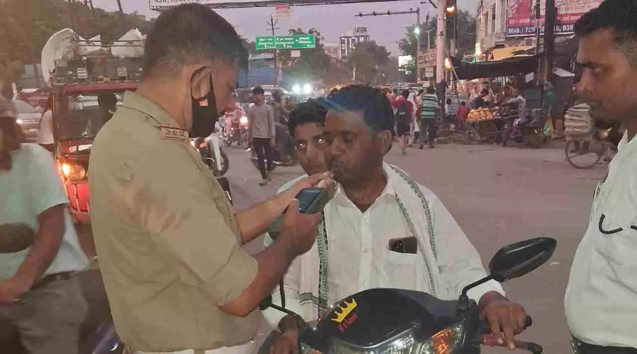 Mathura News: मथुरा में यातायात पुलिस का सघन चेकिंग अभियान, 746 ई-रिक्शा और टेम्पो/ईको के चालान, 9 वाहन सीज