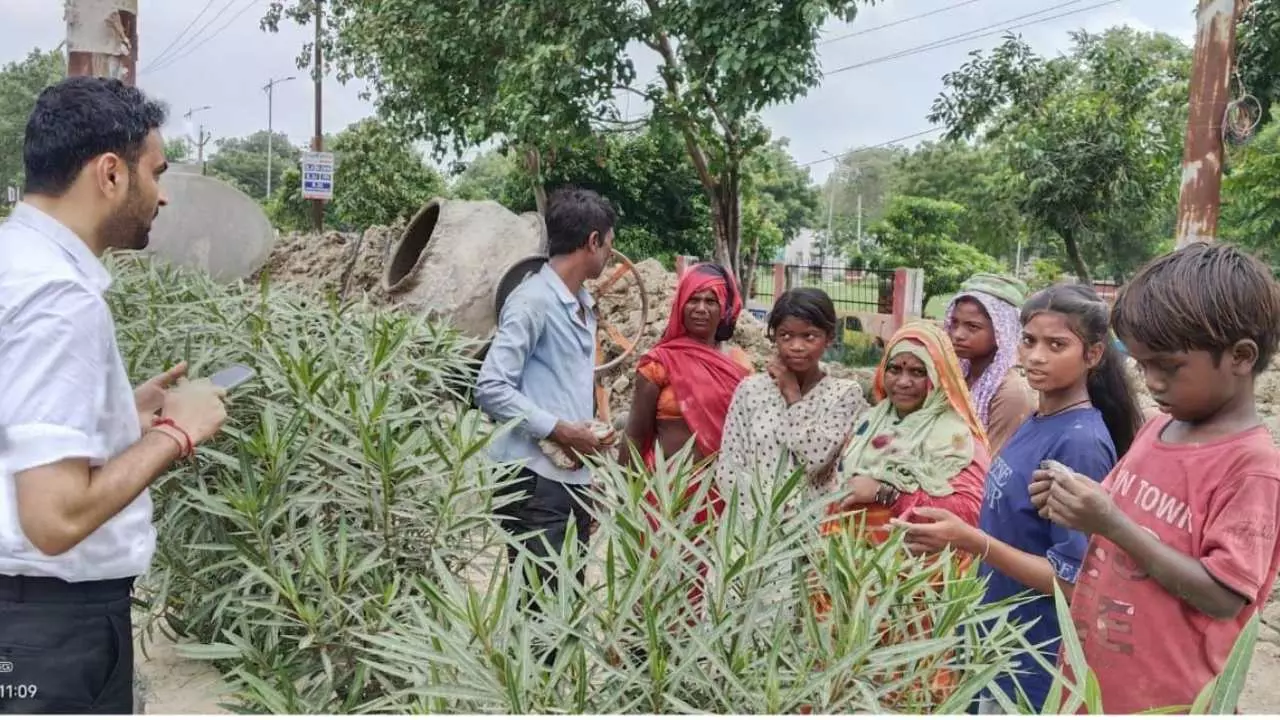 Kaushambi News: नाबालिग बालिकाओं से नाली निर्माण करवा रहा ठेकेदार चिन्हित, श्रम अधिनियम उल्लंघन पर कार्रवाई के निर्देश