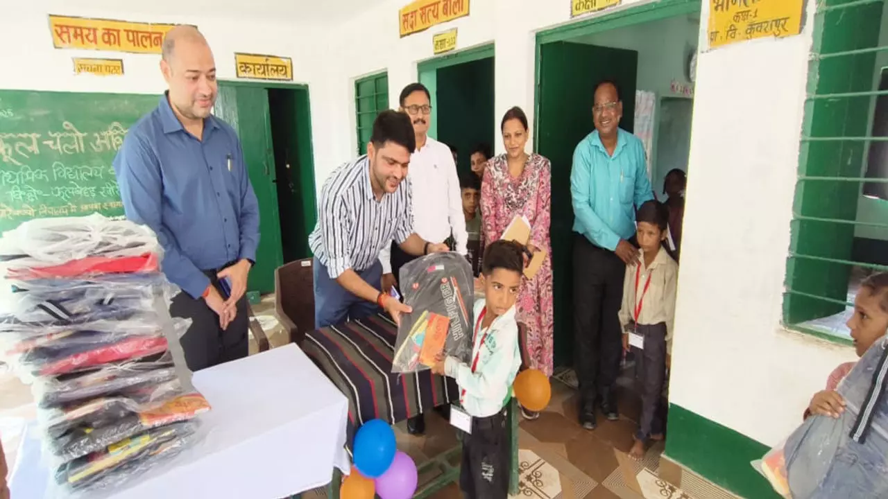Lakhimpur Kheri News: कई महीनों से बिजली नहीं थी... सीडीओ पहुंचे तो उजाले के साथ लौट आई उम्मीद, शिक्षक हुए भावुक