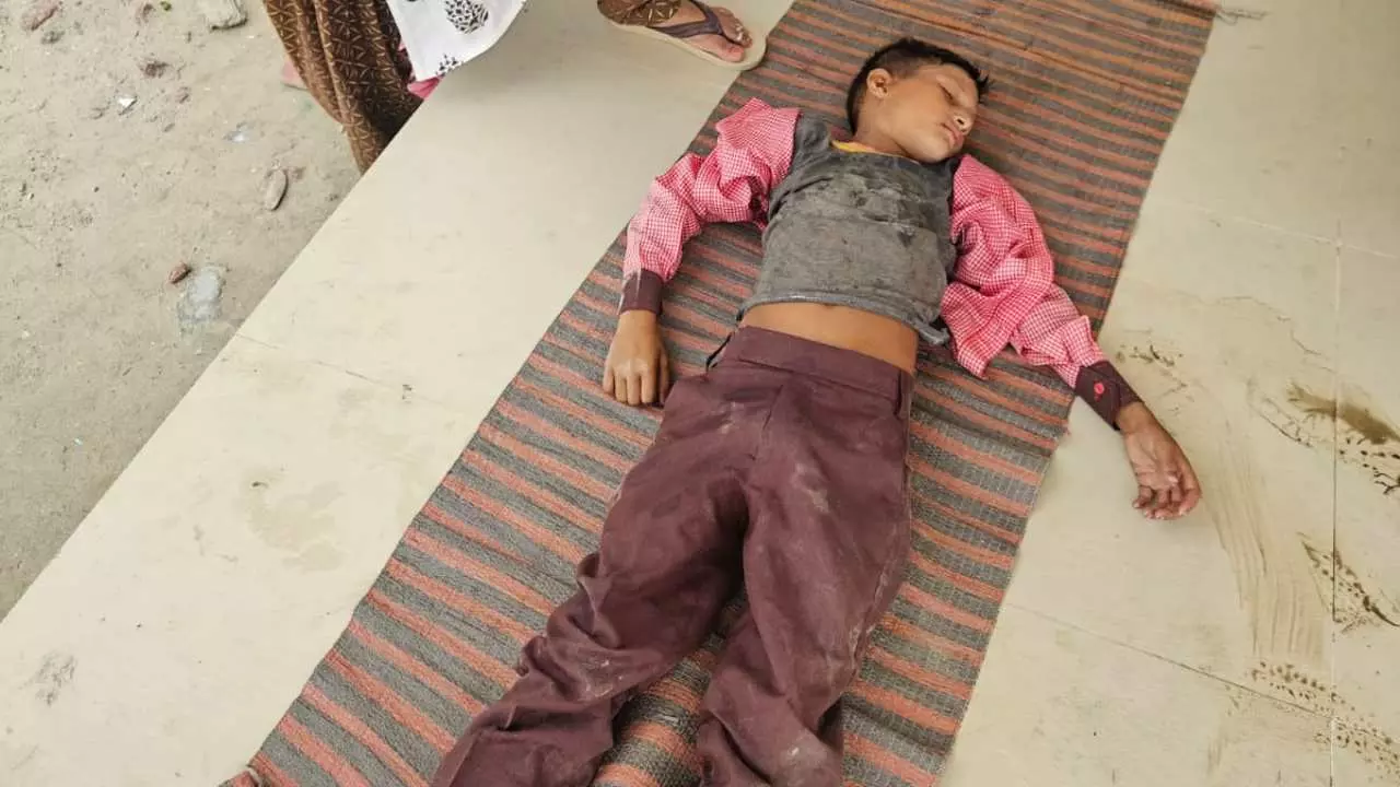 Lakhimpur Kheri News: भीषण गर्मी में जनजीवन हुआ अस्त व्यस्त,स्कूलों में गश खाकर बेहोश होने लगे शिक्षक व छात्र