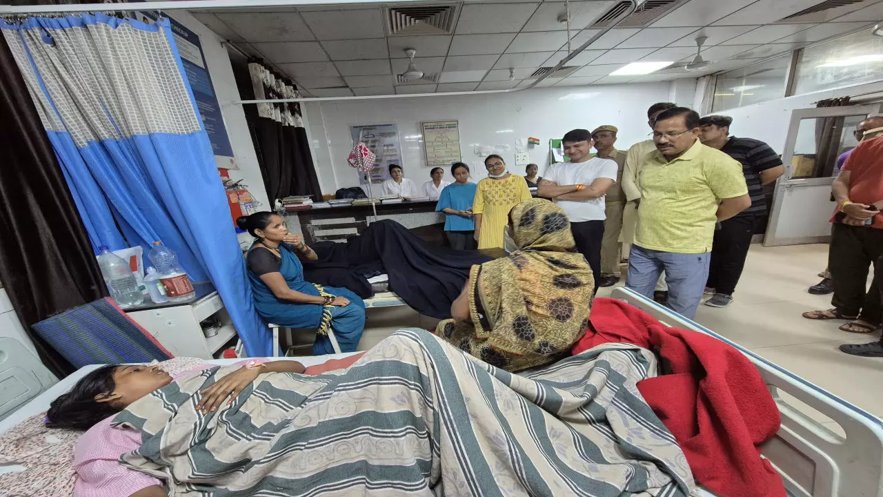 Jalaun News: जालौन राजकीय मेडिकल कॉलेज में जिलाधिकारी का औचक निरीक्षण, गंदगी व बाहरी दवाओं पर लगाई फटकार