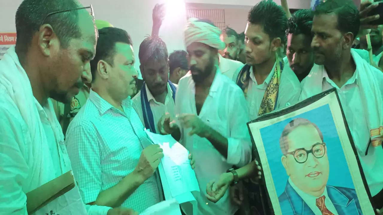 Azamgarh News: विद्यालय मर्जर और विद्युत कटौती के विरोध में कार्यकर्ताओं ने एसडीएम को सौपा ज्ञापन
