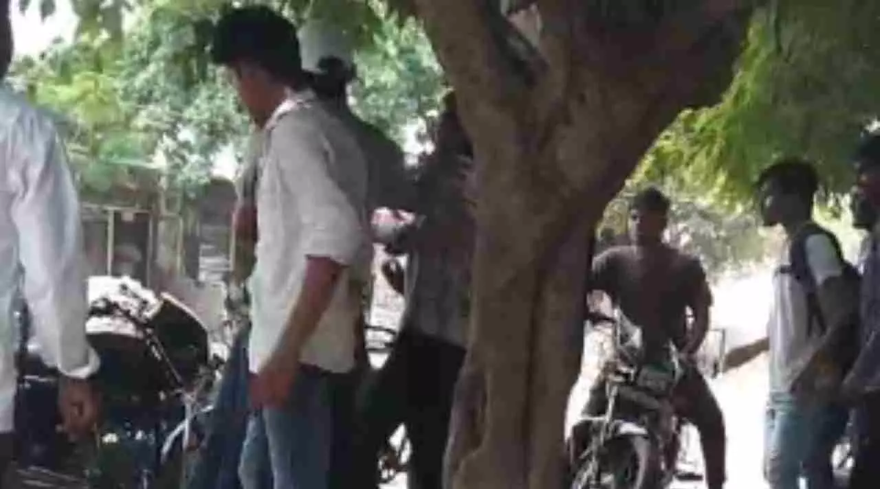 Etah News: एटा में सिविल लाइन चौकी के पास भीषण मारपीट, पुलिस की गैरमौजूदगी पर उठे सवाल