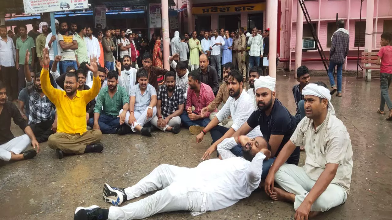 Azamgarh News: जिला अस्पताल में व्याप्त भ्रष्टाचार को लेकर छात्र नेताओं ने दिया धरना प्रदर्शन
