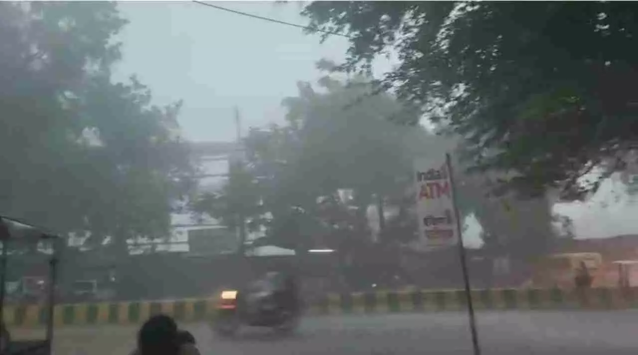Sitapur News: तेज हवाओं और तूफान के साथ झमाझम बारिश, गर्मी से मिली राहत, किसानों के चेहरे खिले