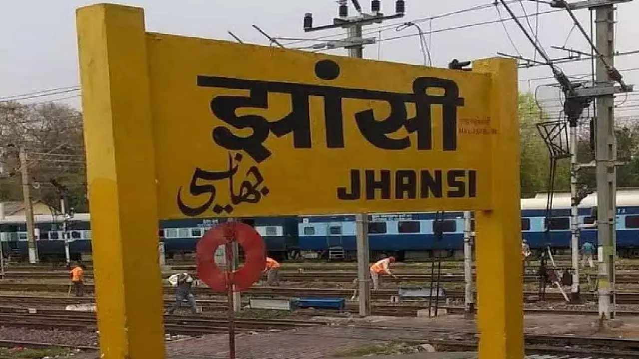 395 people stranded while crossing railway line in Jhansi Railway Division, fine 96 thousand