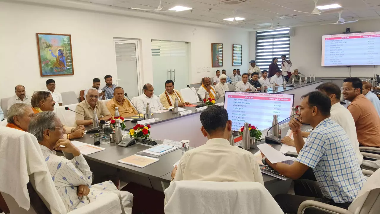 Mathura News: श्रीकृष्णोत्सव 2025 को लेकर ब्रज तीर्थ विकास परिषद सभागार में गोष्ठी आयोजित, मंत्री लक्ष्मीनारायण चौधरी ने की अध्यक्षता