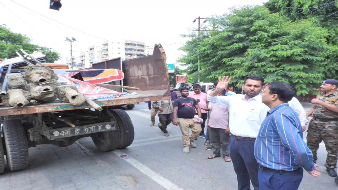 Kanpur News: नगर आयुक्त ने किया स्थलीय निरीक्षण, अवैध यूनिपोल और अतिक्रमण हटवाए