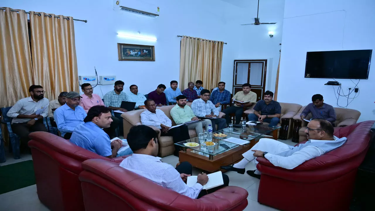 Raebareli News: राज्य मंत्री ने की गहन समीक्षा, समस्याओं के तत्काल निस्तारण के दिए निर्देश