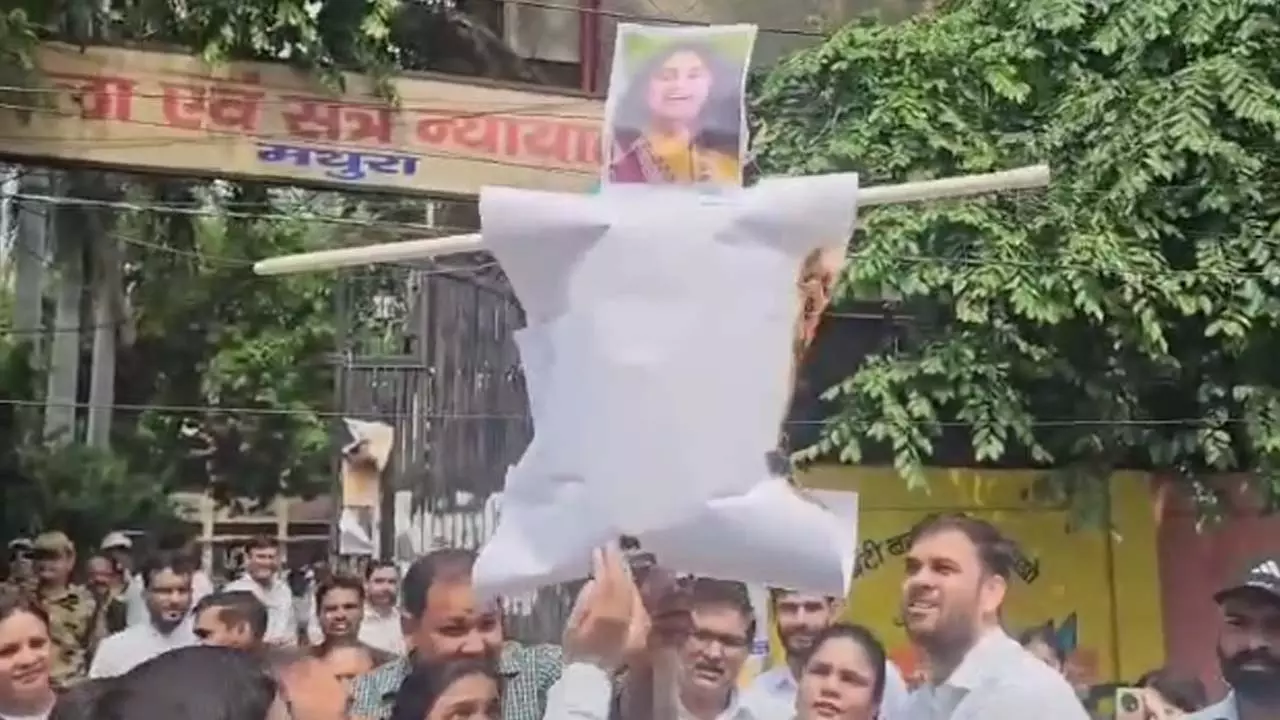Statue of Aniruddhacharya in protest against offensive remarks on women