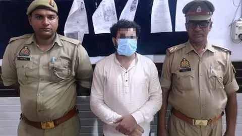 Bijnor News: गैस-चूल्हा मिस्त्री के फोन में मिलीं कई लड़कियों की फोटो, लव जिहाद के आरोप पर मचा बवाल