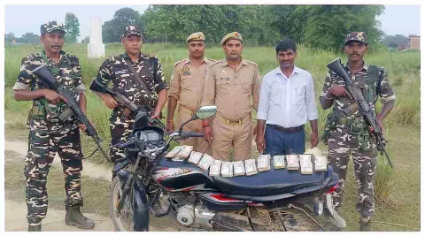 Siddharthnagar News: नेपाल सीमा पर 10.30 लाख नेपाली रुपये और मोटरसाइकिल बरामद, कस्टम कार्यालय भेजा गया