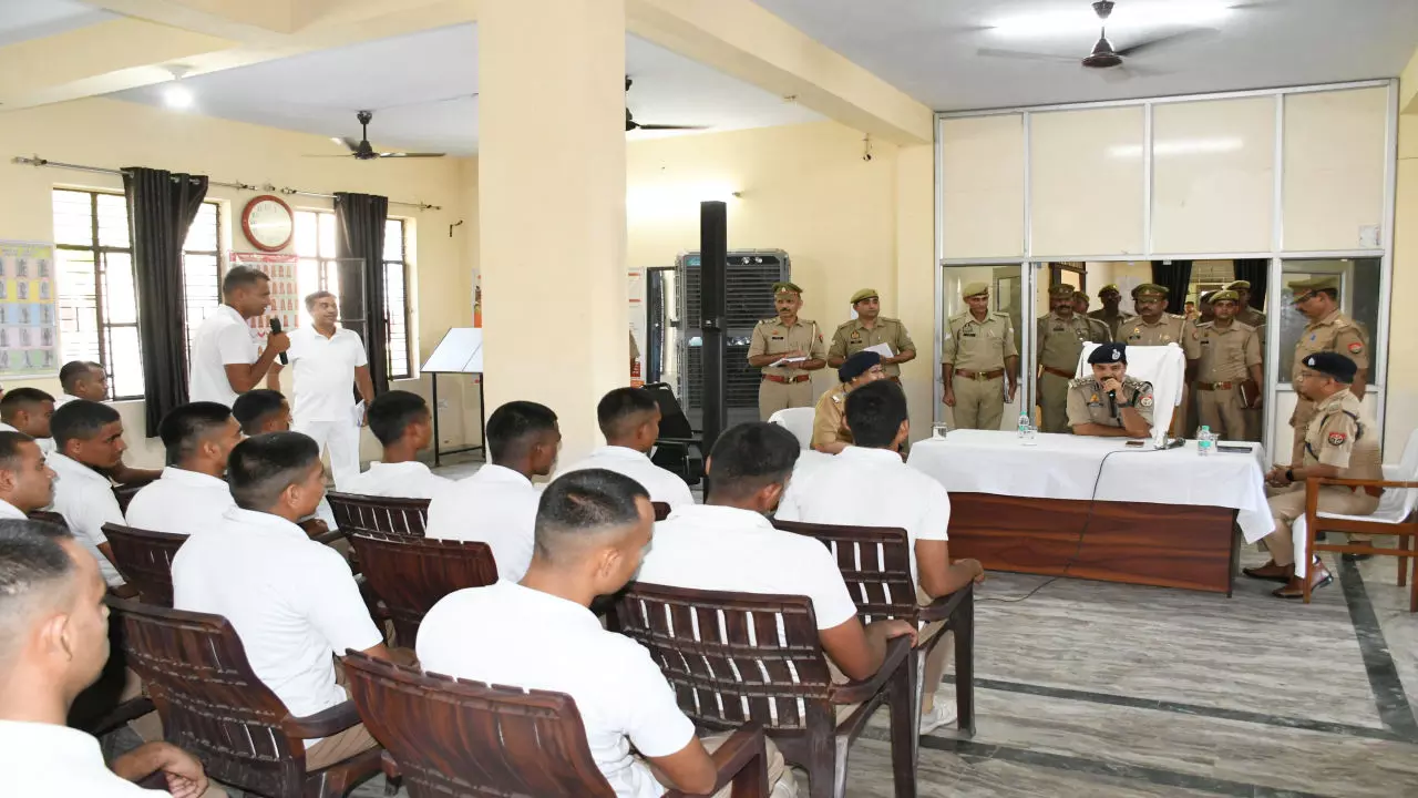 Hapur News: डीआईजी कलानिधि नैथानी ने ली प्रशिक्षु आरक्षियों की क्लास, कहा – पुलिस सेवा नहीं, जनसेवा है