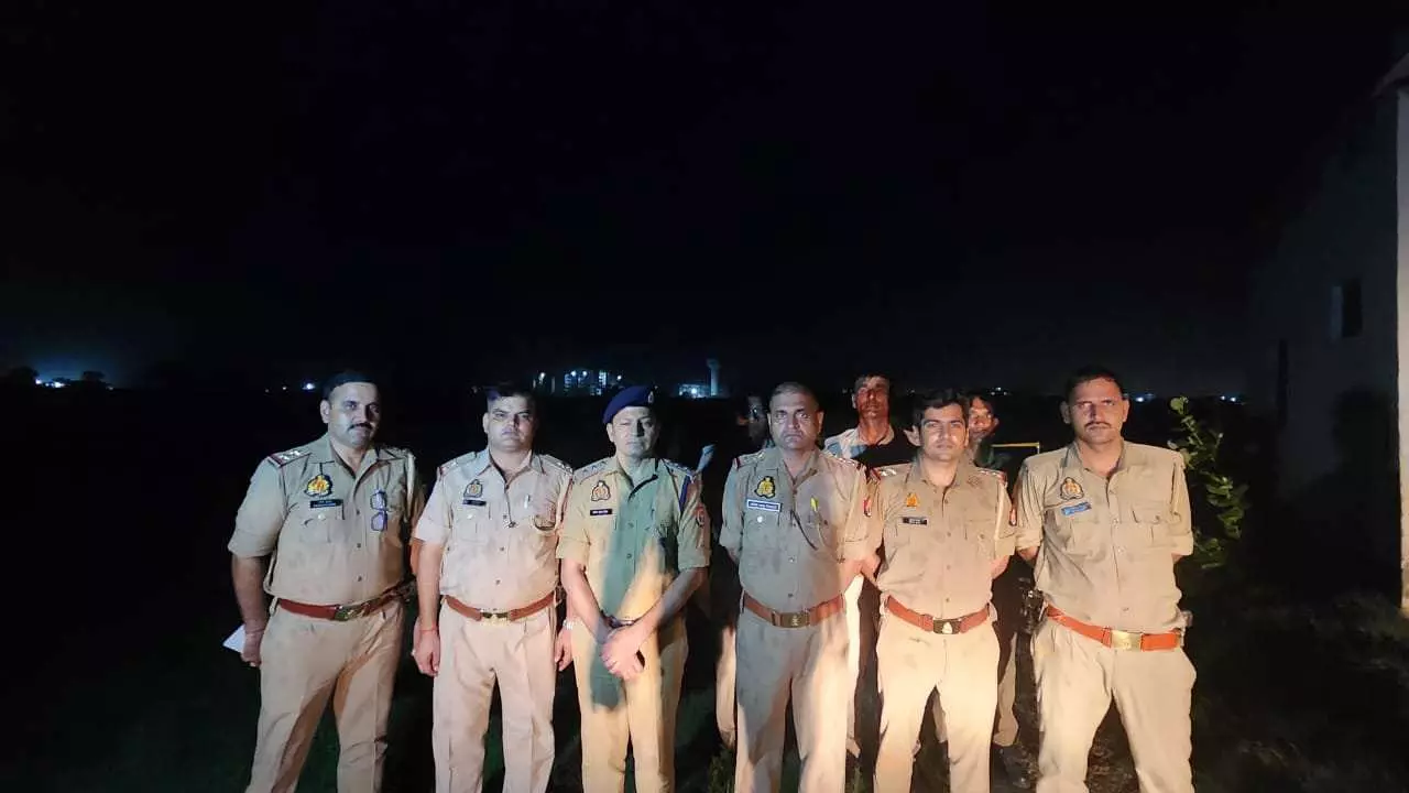 Mathura News: पुलिस मुठभेड़ में हत्या के प्रयास का वांछित आरोपी गिरफ्तार, पैर में गोली लगने से घायल