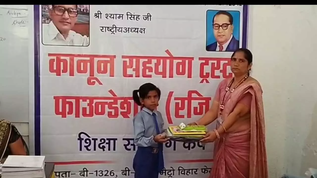 Mathura News: यमुना पार के लक्ष्मी नगर स्थित डीपीएल पब्लिक स्कूल में गरीब बच्चों को बांटे गए स्कूल बैग