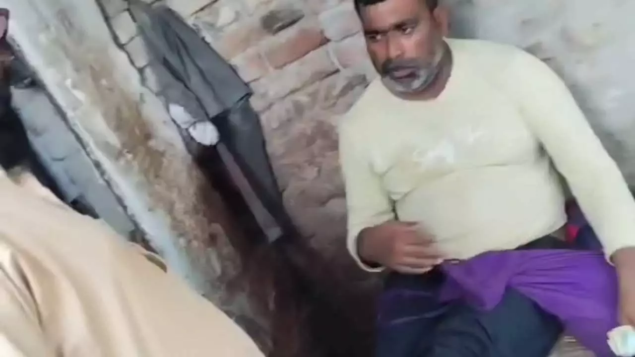 Bahraich News: प्रतिबंध के बाद भी यहां पर हो रहा है यह काम, लोगों की जिंदगी के साथ हो रहा है खिलवाड़ Bahraich News: प्रतिबंध के बाद भी यहां पर हो रहा है यह काम, लोगों की जिंदगी के साथ हो रहा है खिलवाड़