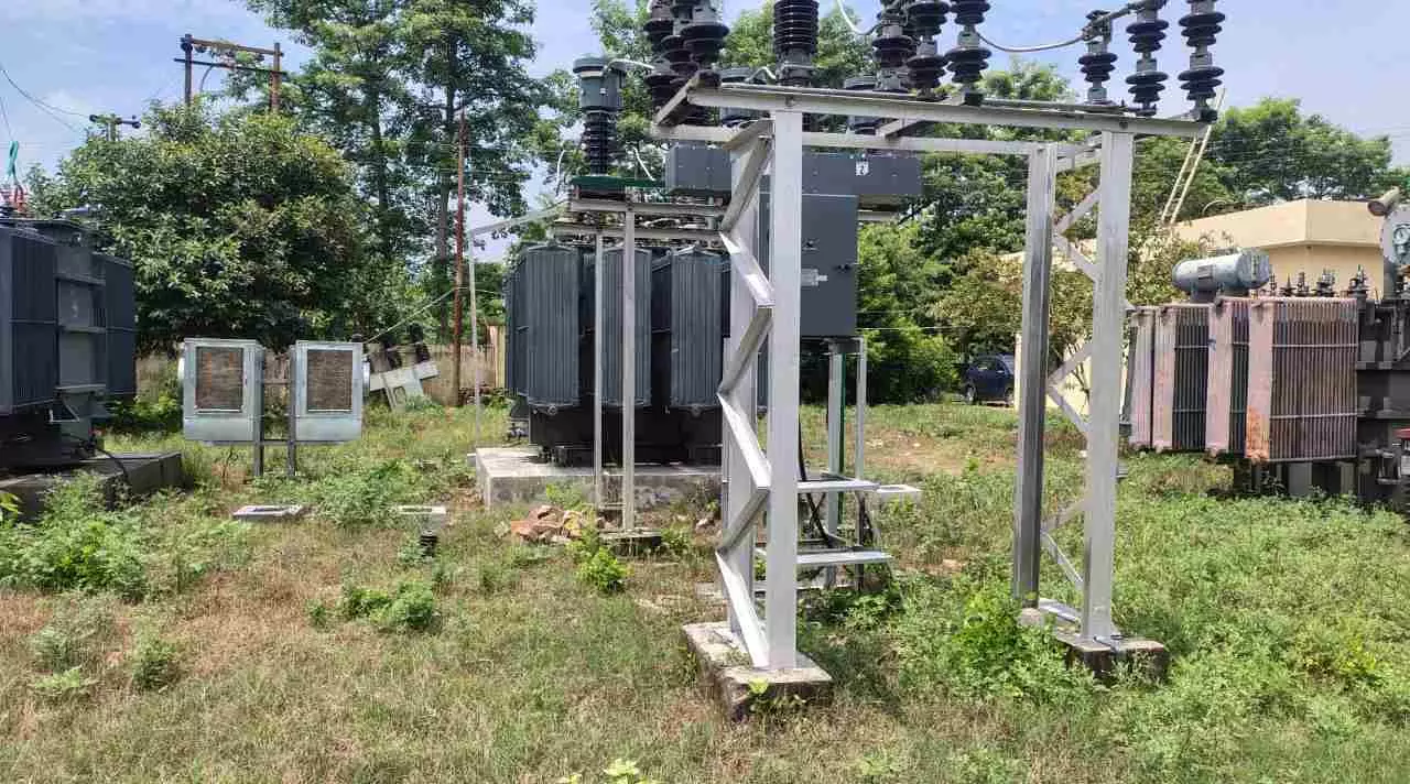 Lakhimpur Kheri News: कर्मचारियों की छंटनी से धौरहरा क्षेत्र में बिजली व्यवस्था हुई चौपट, आमजन के साथ जेई और लाइनमैन भी बेहाल पावर हाउस से हटाए गए हेल्पर