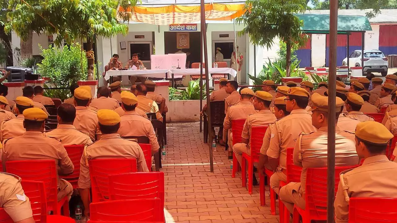 Mathura News: आरओ/एआरओ परीक्षा को लेकर पुलिस लाइन में ब्रीफिंग, अधिकारियों-कर्मचारियों को दिए गए दिशा-निर्देश
