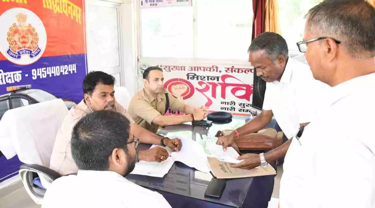 Siddharthnagar News: थाना समाधान दिवस पर जिलाधिकारी व पुलिस अधीक्षक ने सुनीं जनसमस्याएं, मौके पर निस्तारण के दिए निर्देश