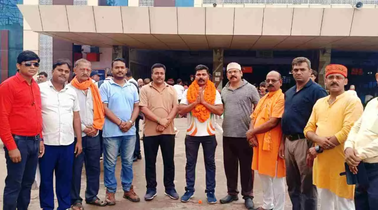Chandauli News: राष्ट्रीय तेली साहू महा संगठन ने किया सम्मानित: नीरज गुप्ता ने अंतर्राष्ट्रीय कराटे चैम्पियनशिप में जीता स्वर्ण पदक