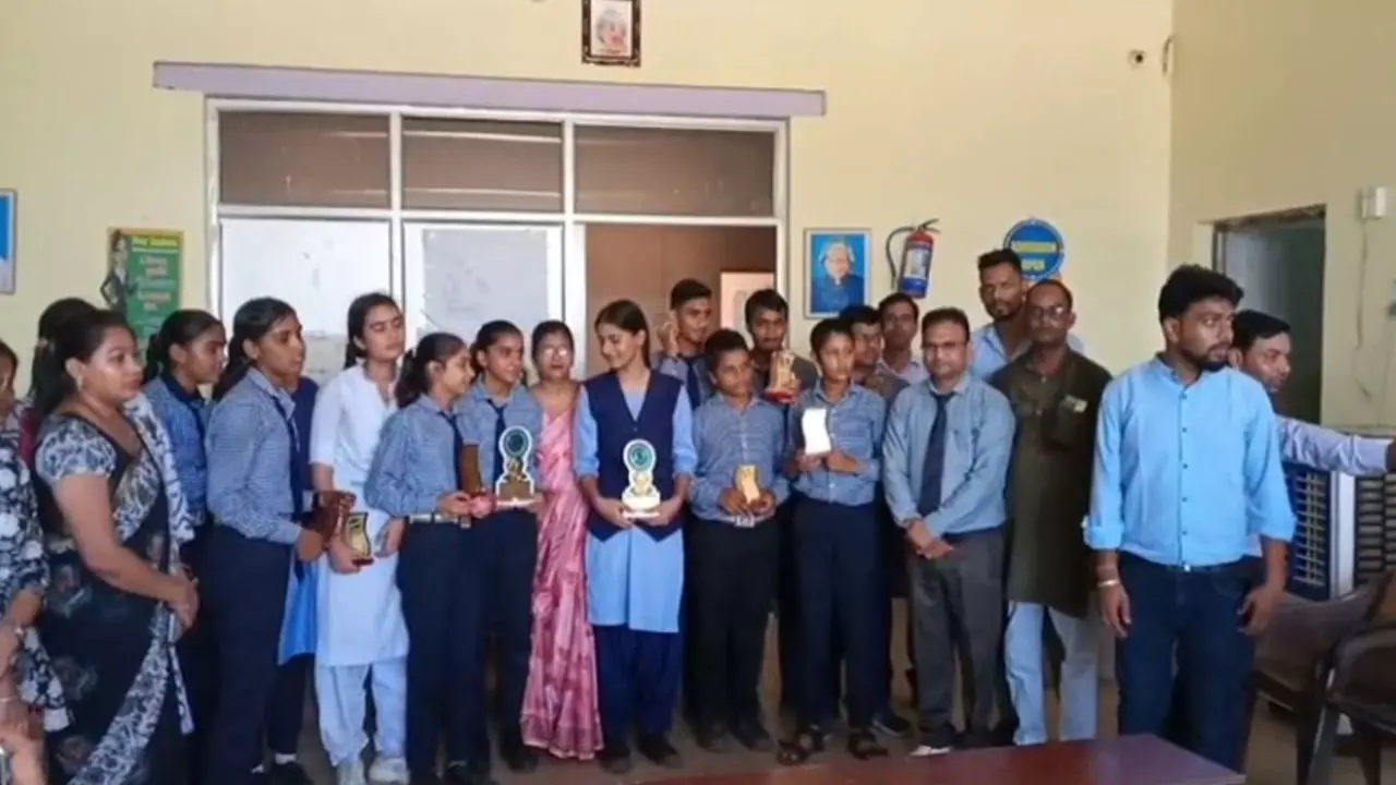 Mathura News: बोर्ड परीक्षा में अव्वल आए छात्र-छात्राओं को किया गया सम्मानित