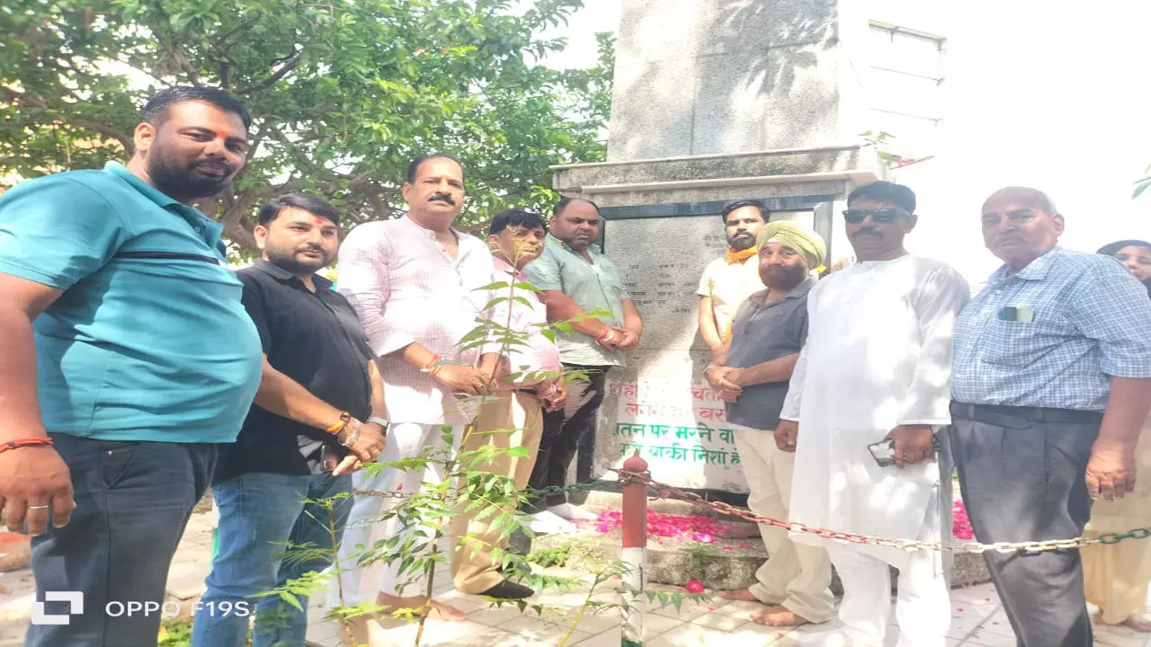 Ayodhya News: अयोध्या में कांग्रेस नेताओं ने कारगिल शहीदों को दी श्रद्धांजलि, गूंजे भारत माता की जय के नारे