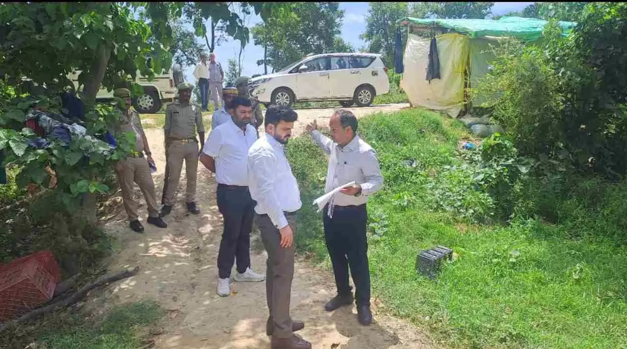 Shravasti News: डीएम अजय कुमार द्विवेदी ने परसा डेहरिया-तिलकपुर तटबंध का किया औचक निरीक्षण, दिए आवश्यक निर्देश