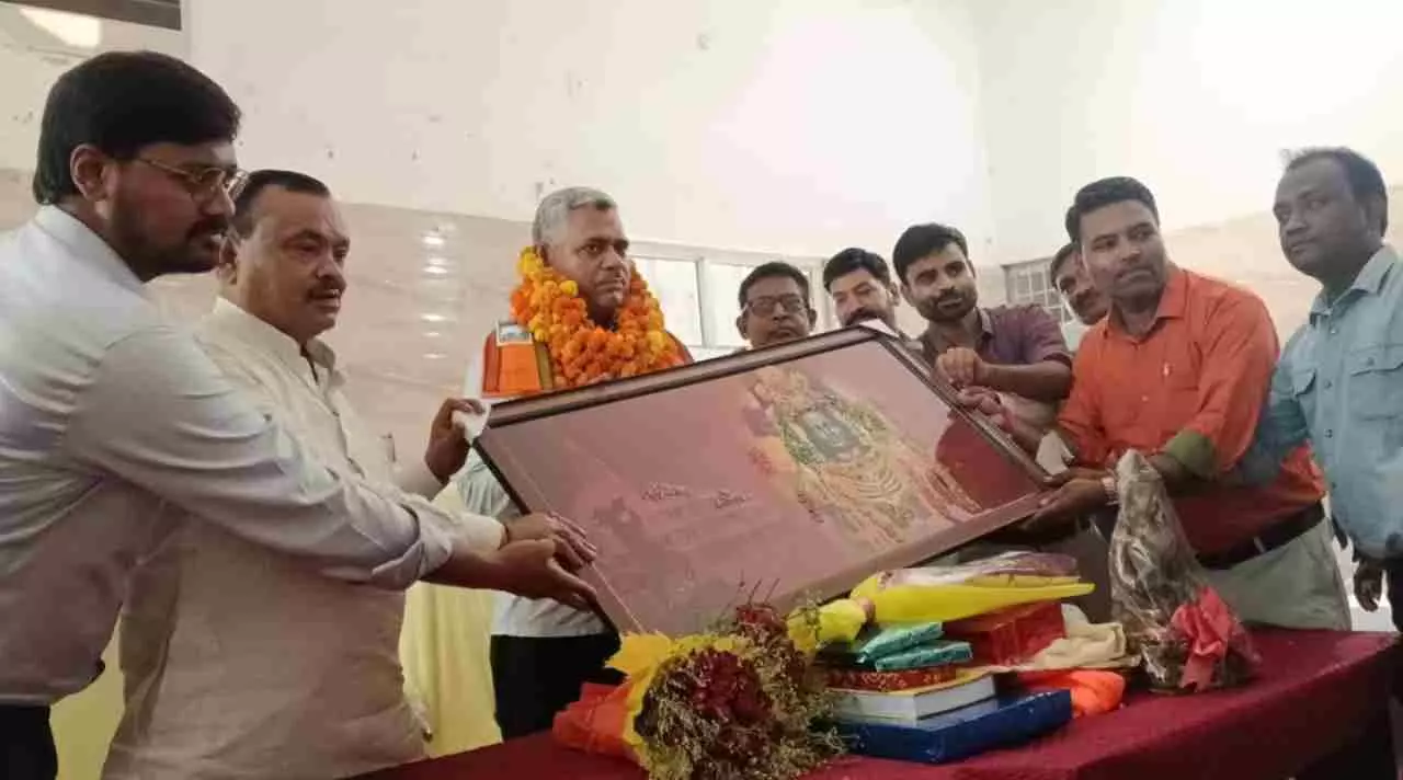 Shravasti News: बीडीओ इकौना को विधायक तथा डीएम ने मर्यादा पुरुषोत्तम भगवान श्री राम का चित्र भेंटकर दी भाव भीनी विदाई