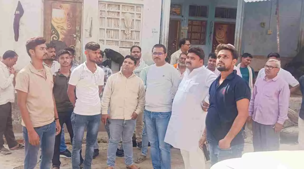 Fatehpur News: गैंगरेप पीड़िता के गांव पहुंची अखिल भारतीय मौर्य महासभा की टीम, दोषियों को फास्टट्रैक कोर्ट से सजा दिलाने की मांग